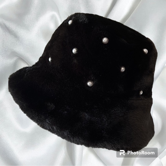 PIA ROSSINI faux fur bucket hat with pearl appliqués one size - Picture 2 of 8